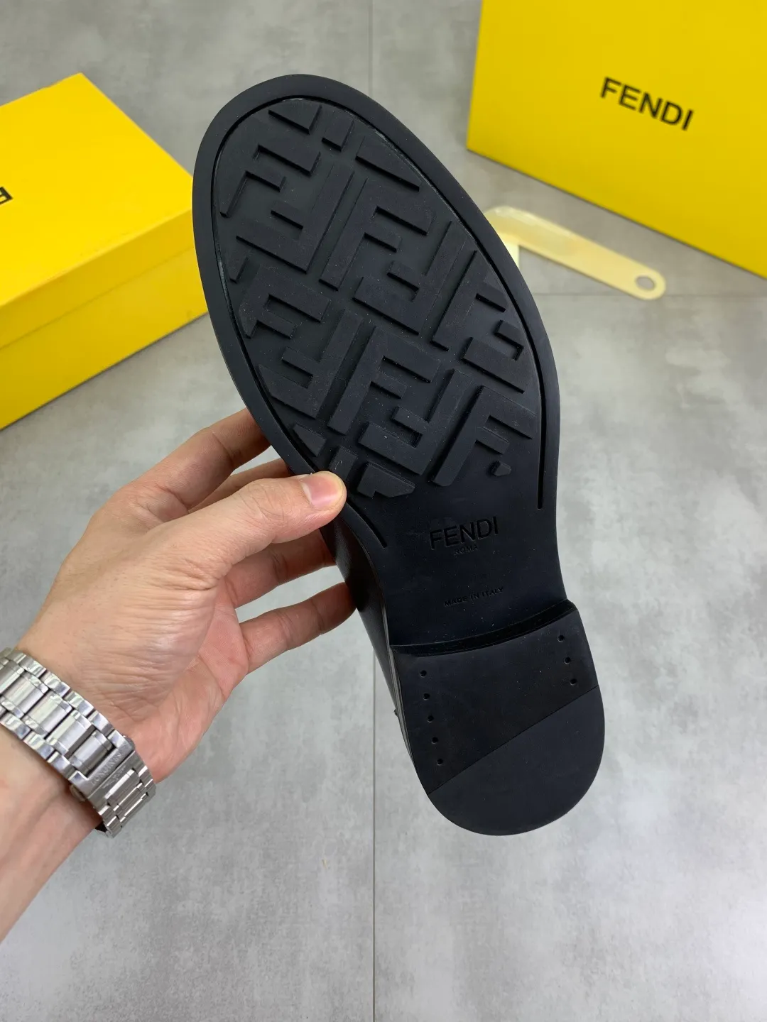 ​Men's shoes 💰P480💰[New model] Water dyed cowhide 🆘 The latest FENDI (Fendi) new casual leather shoes 🕶️🕶️Simple routing effect, showing an elegant and cool driving shoe 🎬Made of Italian 🇮🇹 imported calfskin + first-layer water-dyed cowhide lining🐂Excellent material🎬Detailed workmanship 🤗Comfortable foot feel➰➰. ​Pair it with any outfit to show your taste and temperament, low-key luxury ♻️Design ​simple and elegant ​noble and fashionable 🍃​Very loved and favored by trendy men 💓❤️Size: 38-44 Black available